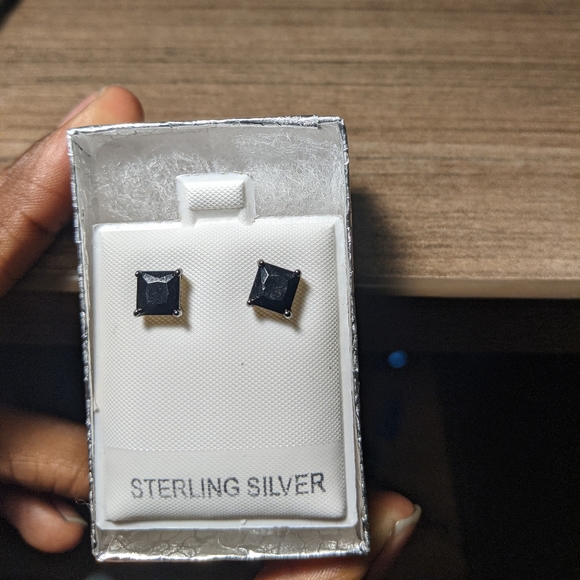 Square shaped 5mm black stud earrings - Picture 2 of 10